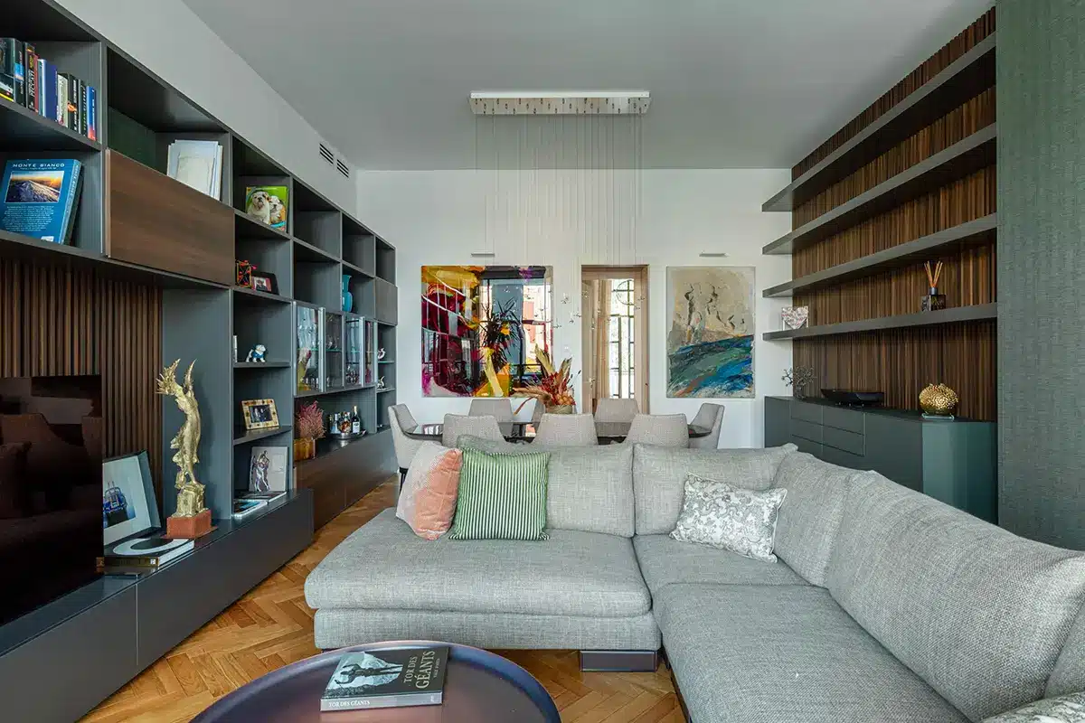 parete-attrezzata-e-il-divano-imbottito